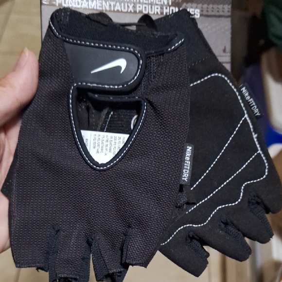 Nike Men's Fundamental Black Gloves - Picture 3 of 4